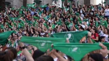 Uno de los pañuelazos en el Monumento.