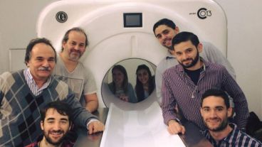 El equipo de investigadores a investigadoras junto al equipo de fabricación nacional.