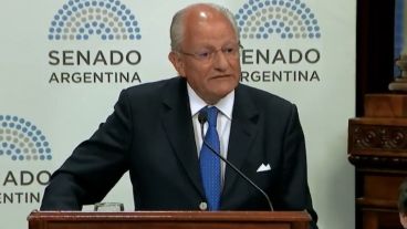 Albino dijo que el virus del sida atraviesa la porcelana.