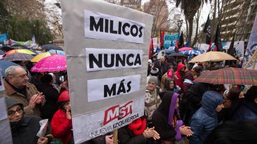 La concentración en la plaza 25 de Mayo este jueves bajo la lluvia.