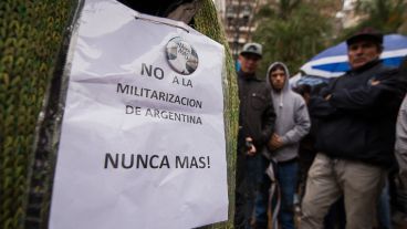 La concentración en la plaza 25 de Mayo este jueves bajo la lluvia.