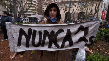 La concentración en la plaza 25 de Mayo este jueves bajo la lluvia.