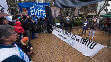 La concentración en la plaza 25 de Mayo este jueves bajo la lluvia.