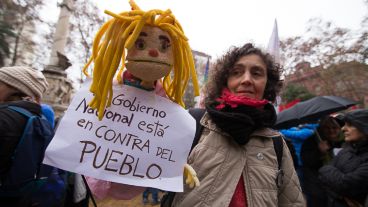 La concentración en la plaza 25 de Mayo este jueves bajo la lluvia.