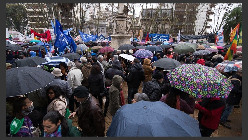 La concentración en la plaza 25 de Mayo este jueves bajo la lluvia. 