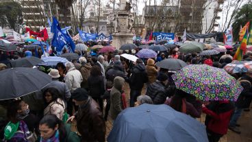 La concentración en la plaza 25 de Mayo este jueves bajo la lluvia.