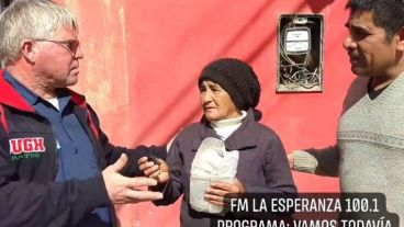 El ganador del premio y la abuela de la niña.