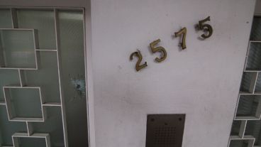 La vivienda de Zeballos con marcas en el portón de ingreso.