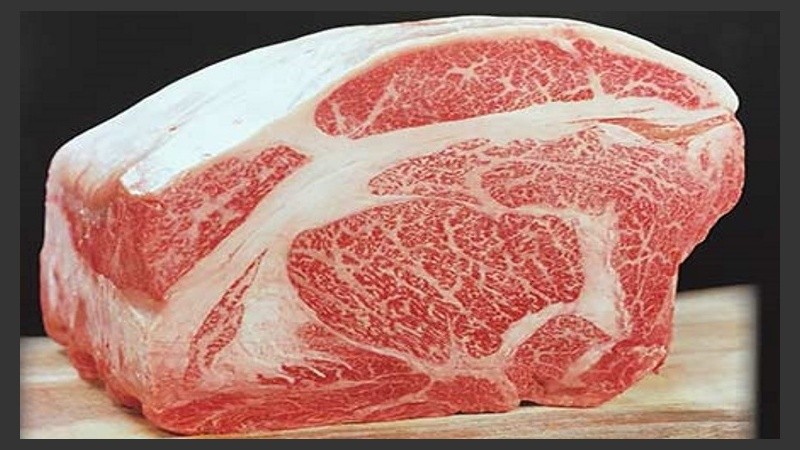 Así luce la carne de wagyu, una particular variedad vacuna criada en Japón.