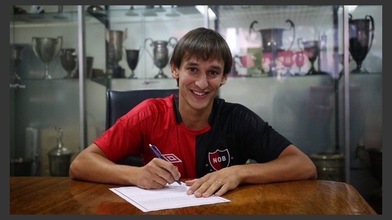 Bíttolo estampando la firma en su nuevo contrato en la Lepra. 