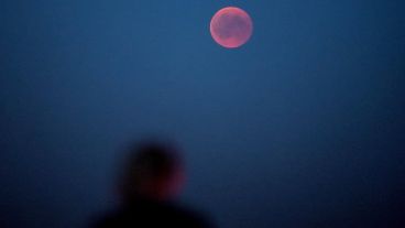 La luna roja en el mundo.