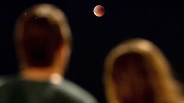 Una pareja sigue el eclipse de luna en Holanda.