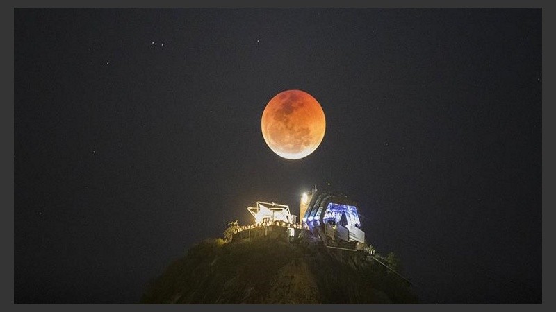 En Brasil la luna roja se siguió de cerca.