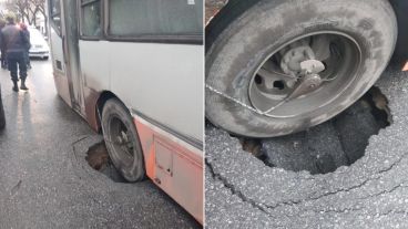 Las imágenes del colectivo con la rueda hundida en el pavimento.