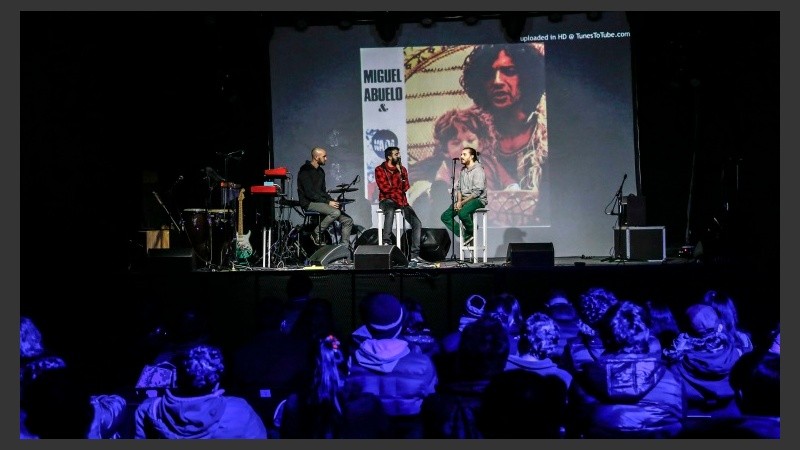 Una imagen del sentido homenaje al icono del rock nacional. 