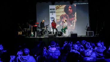 Una imagen del sentido homenaje al icono del rock nacional.
