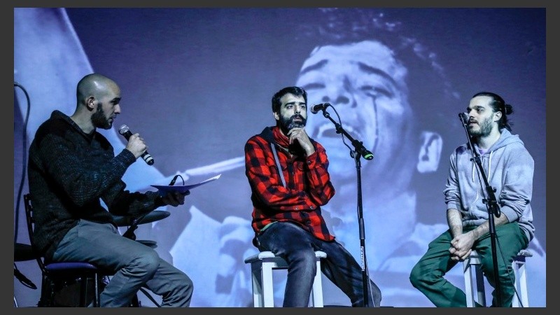 Una imagen del sentido homenaje al icono del rock nacional. 