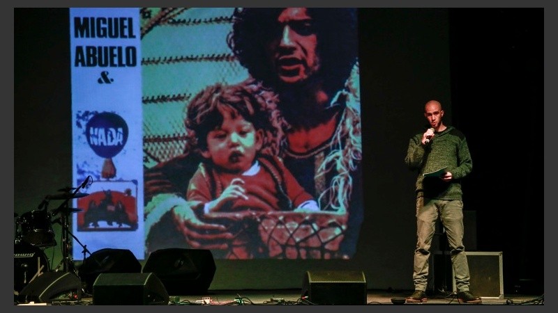 Una imagen del sentido homenaje al icono del rock nacional. 