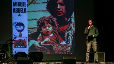 Una imagen del sentido homenaje al icono del rock nacional.