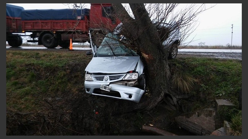 El vehículo impactó contra un árbol y los dos ocupantes fallecieron.