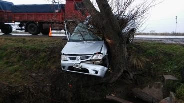 El vehículo impactó contra un árbol y los dos ocupantes fallecieron.