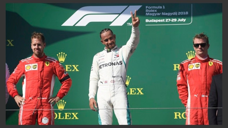 Hamilton celebra su podio en el GP de Hungría flanqueado por Vettel (segundo) y Raikkonen (tercero).