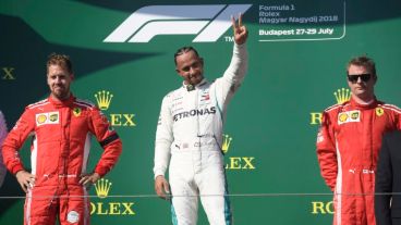 Hamilton celebra su podio en el GP de Hungría flanqueado por Vettel (segundo) y Raikkonen (tercero).