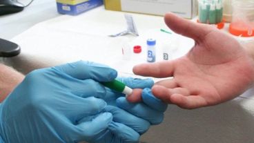 El examen consiste en un mínimo pinchazo en el dedo para luego poder acceder al resultado pasados los 30 minutos