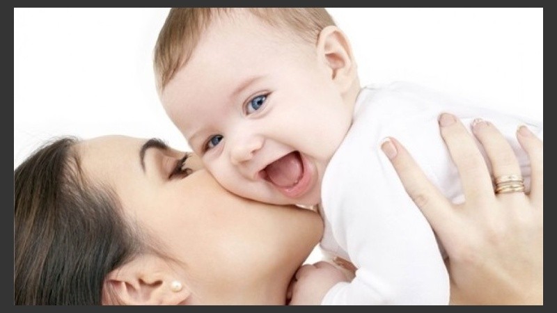 Entre los consejos para implementar en la casa con un bebé están jugar, cantarle, hablarle, leerle y cuidar el tono de voz, hacerle masajes, mirarlo y mientras se interactúa con el niño.