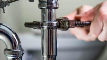 Vanesa realiza distintas tareas relacionadas a las cañerías.