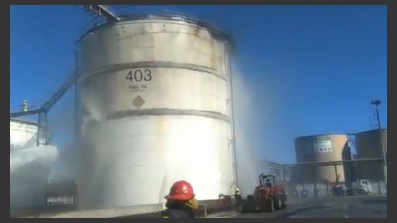 El tanque en el que se produjo la explosión, donde trabajaban los bomberos. 