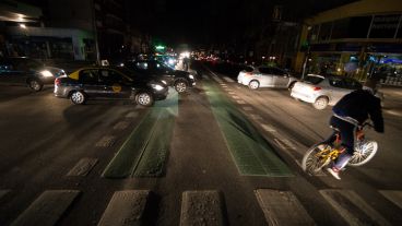 Solo los vehículos iluminaron la calle el lunes.