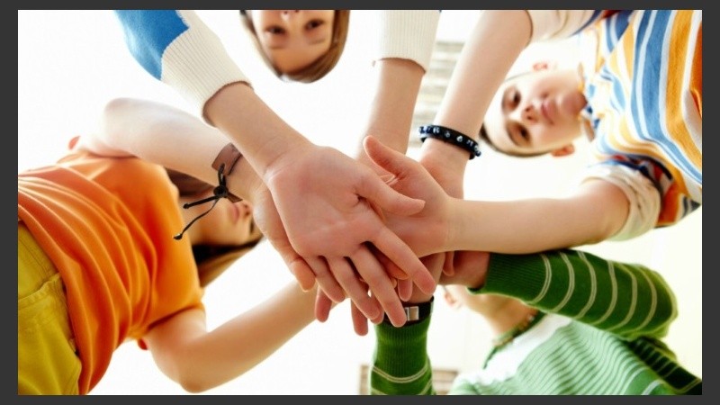 La amistad en los niños también es muy importante para su desarrollo social y emocional.