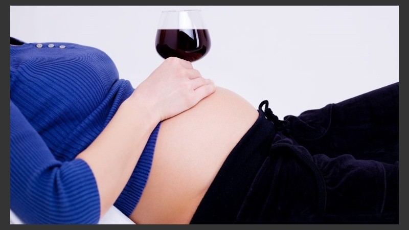 El alcohol es tóxico para el feto durante los nueve meses de gestación. 