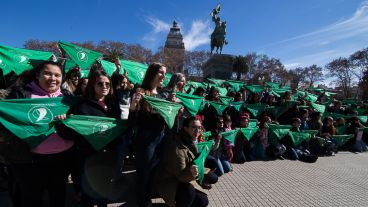 A favor y en contra, martes de doble manifestación sobre el aborto legal y seguro.