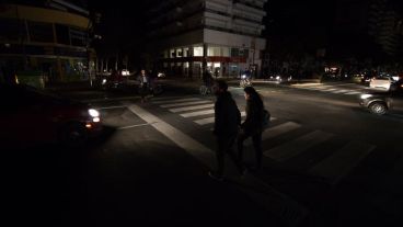 Una falla de Transener dejó este lunes a la noche la ciudad a oscuras.