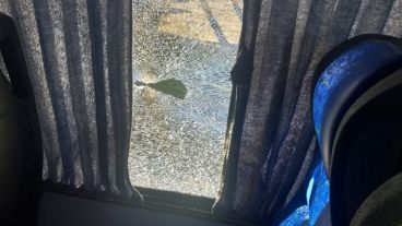 El proyectil ingresó por uno de los cristales laterales del coche.