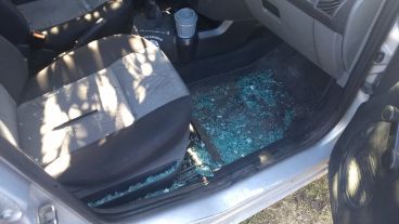 Los delincuentes rompieron el vidrio del lado del acompañante.