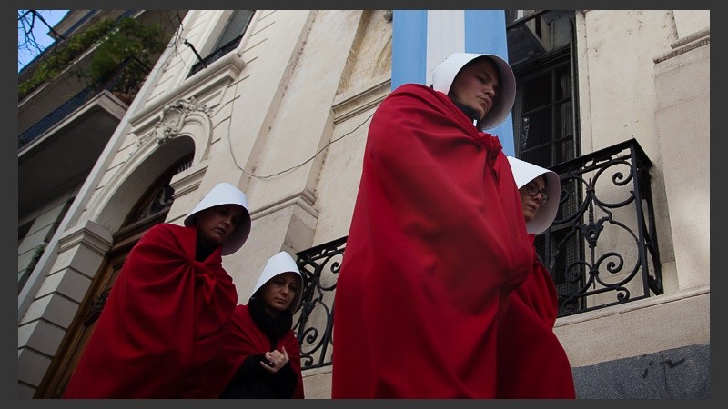 La intervención a favor de la legalización del aborto este miércoles por el centro de la ciudad.