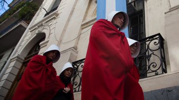 La intervención a favor de la legalización del aborto este miércoles por el centro de la ciudad.