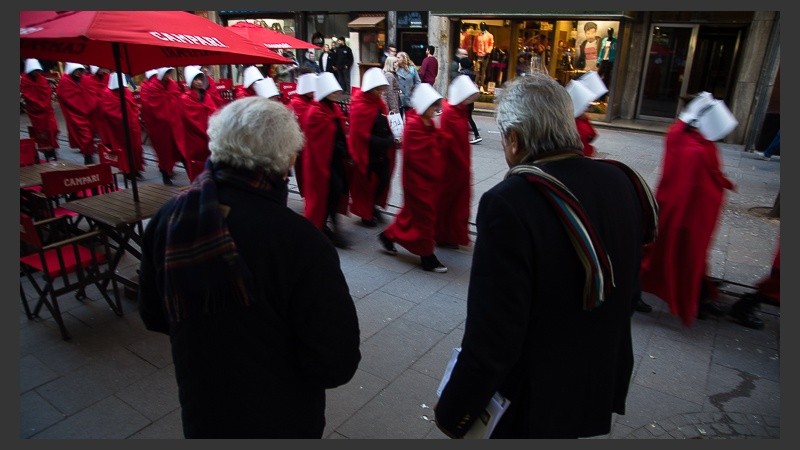 La intervención a favor de la legalización del aborto este miércoles por el centro de la ciudad.