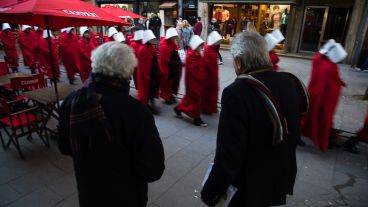 La intervención a favor de la legalización del aborto este miércoles por el centro de la ciudad.