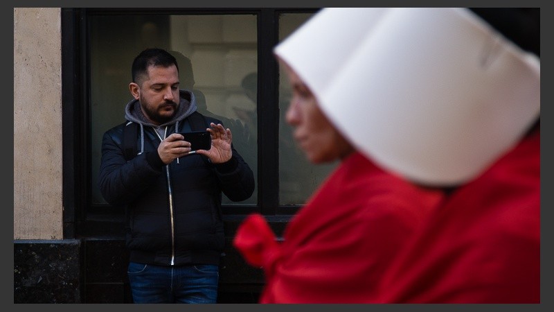 La intervención a favor de la legalización del aborto este miércoles por el centro de la ciudad.