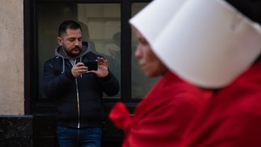 La intervención a favor de la legalización del aborto este miércoles por el centro de la ciudad.