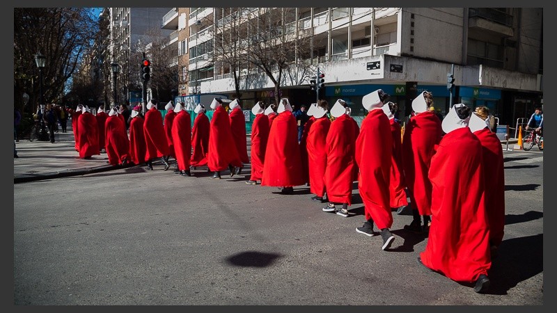 La intervención a favor de la legalización del aborto este miércoles por el centro de la ciudad.