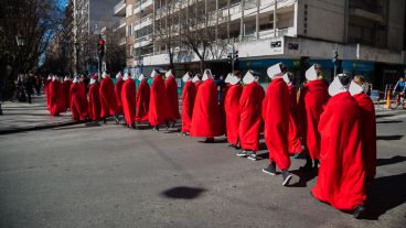 La intervención a favor de la legalización del aborto este miércoles por el centro de la ciudad.