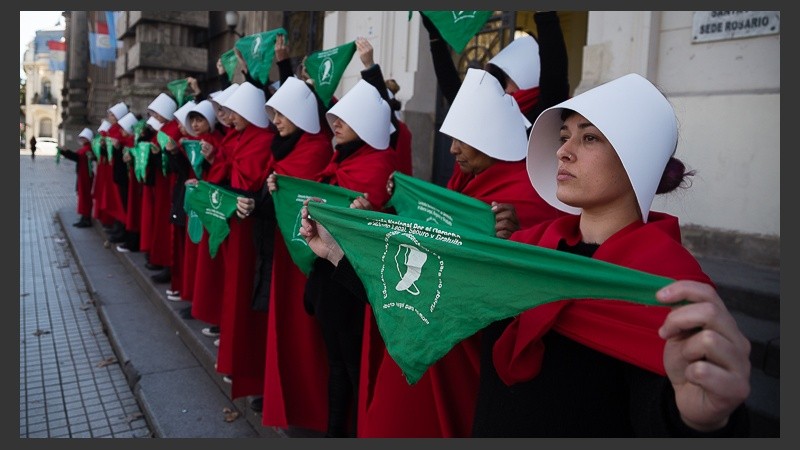 La intervención a favor de la legalización del aborto este miércoles por el centro de la ciudad.