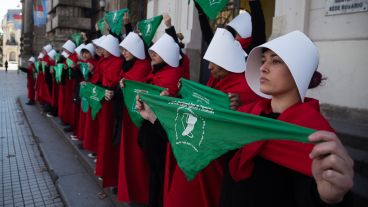 La intervención a favor de la legalización del aborto este miércoles por el centro de la ciudad.