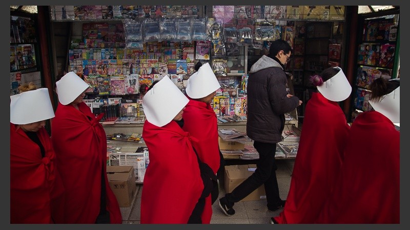 La intervención a favor de la legalización del aborto este miércoles por el centro de la ciudad.