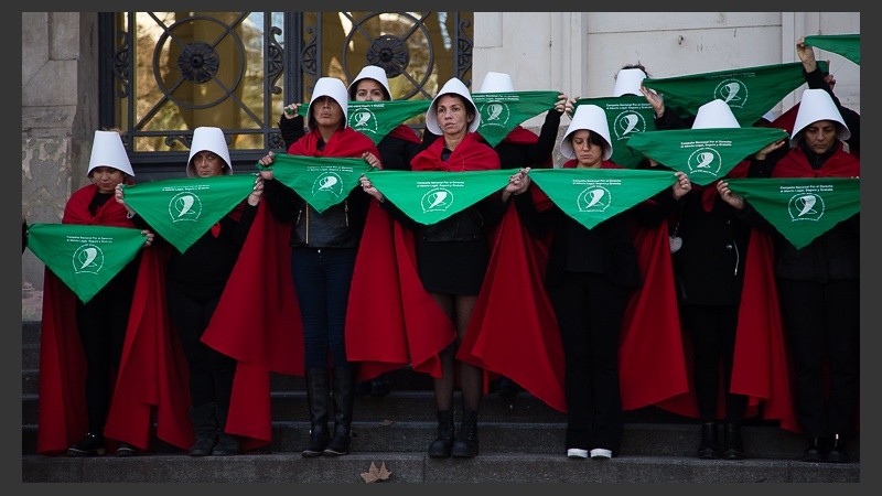 La intervención a favor de la legalización del aborto este miércoles por el centro de la ciudad.